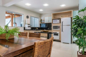 Triplex com 03 suítes e banheira hidromassagem